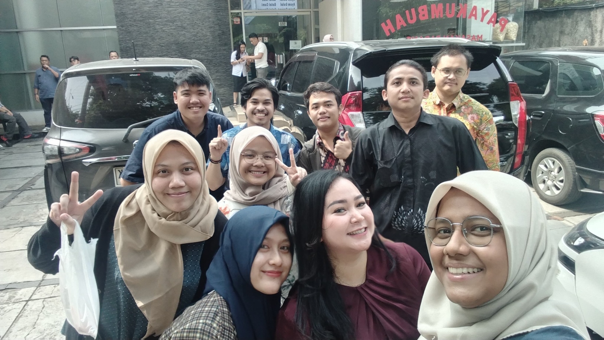 Foto bersama rekan-rekan di luar ruangan.