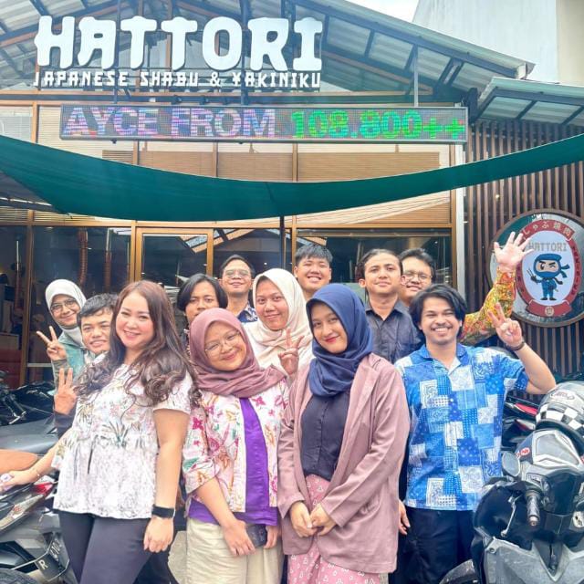 Rekan-rekan berfoto bersama di depan restoran Hattori.